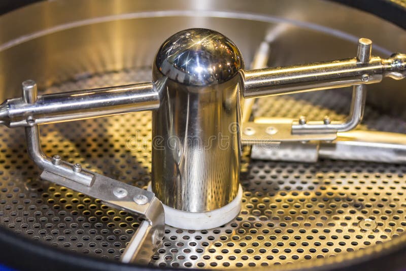 Ciérrese encima de la cuchilla moderna dentro del tanque de máquina de la mezcla de la pasta en la comida industrial foto de archivo Ciérrese encima de la cuchilla moderna dentro del tanque de máquina de la mezcla de la pasta en la comida industrial foto de archivo
