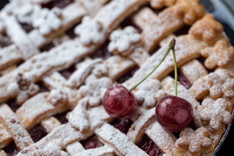 Ciérrese encima de la empanada de la cereza con y de la cereza madura dos imágenes de archivo libres de regalías Ciérrese encima de la empanada de la cereza con y de la cereza madura dos imágenes de archivo libres de regalías