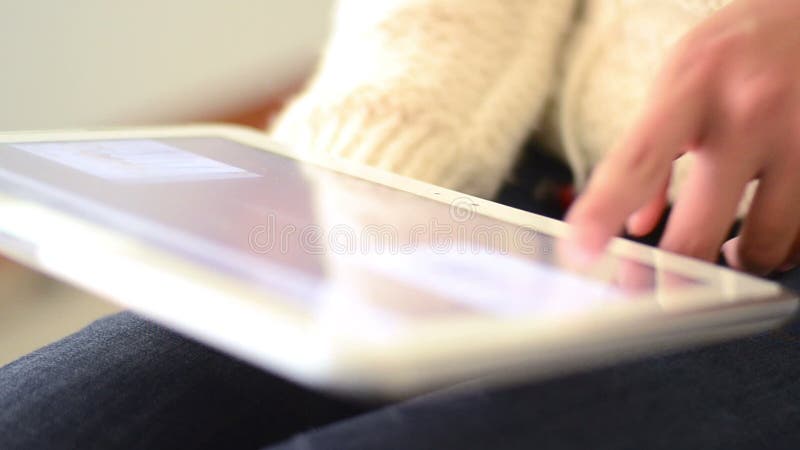 Ciérrese encima de la exhibición femenina de la tableta conmovedora del finger de la mano almacen de video