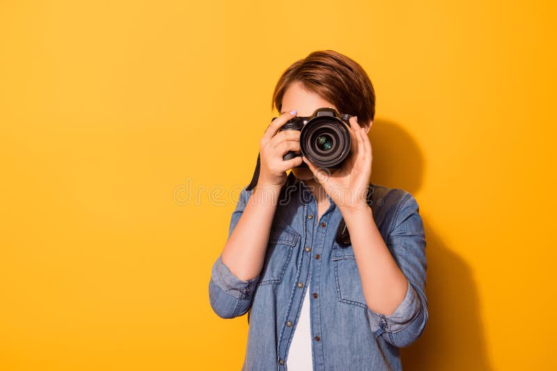 Ciérrese encima de la foto del fotógrafo de sexo femenino que fotografía con un camer