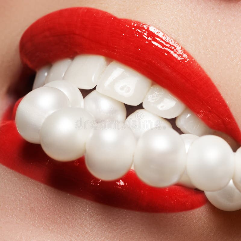 Ciérrese encima de la opinión del retrato de la belleza de una sonrisa natural de la mujer joven con los labios rojos Detalle clá fotos de archivo Ciérrese encima de la opinión del retrato de la belleza de una sonrisa natural de la mujer joven con los labios rojos Detalle clá fotos de archivo