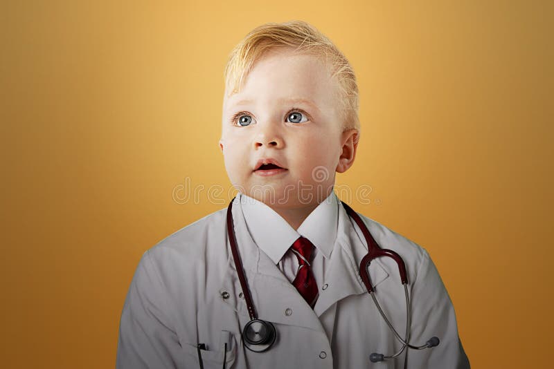 Ciérrese encima de la opinión el bebé caucásico vestida como doctor imagenes de archivo Ciérrese encima de la opinión el bebé caucásico vestida como doctor imagenes de archivo