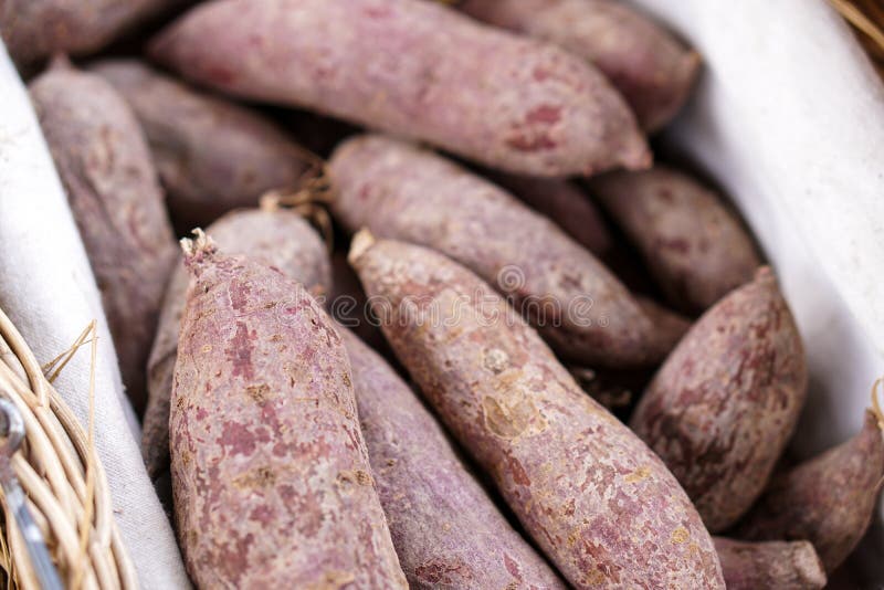 Ciérrese encima de la patata dulce púrpura en una cesta imagen de archivo Ciérrese encima de la patata dulce púrpura en una cesta imagen de archivo