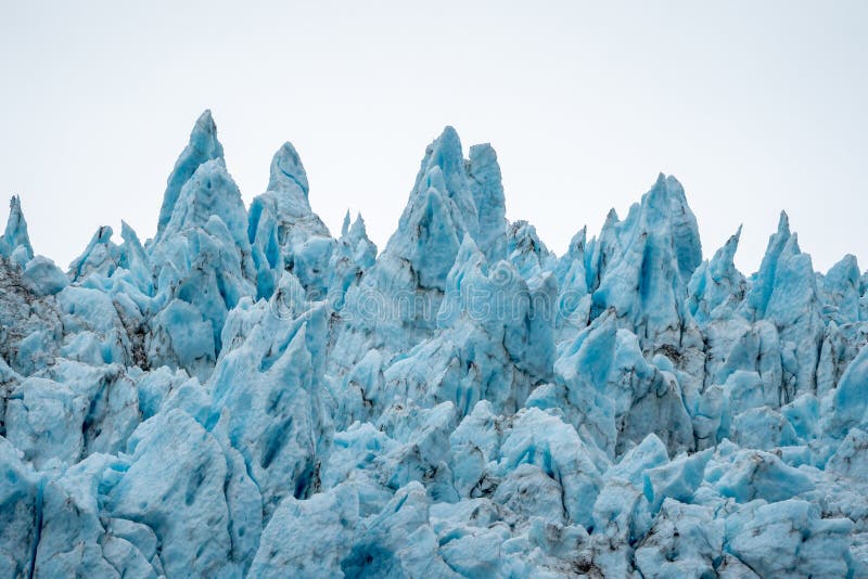 Ciérrese encima de la vista del hielo azul dentado del glaciar de Holgate en parque nacional de los fiordos del ` s Kenai de Alas fotos de archivo libres de regalías Ciérrese encima de la vista del hielo azul dentado del glaciar de Holgate en parque nacional de los fiordos del ` s Kenai de Alas fotos de archivo libres de regalías