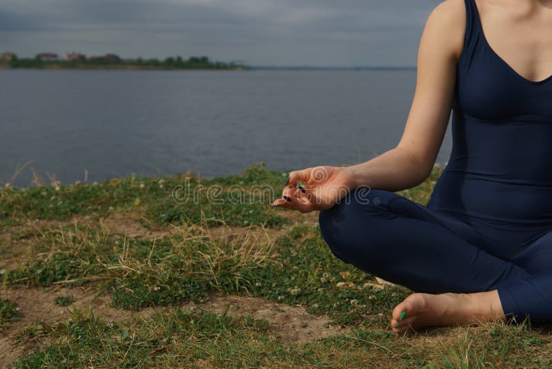 Ciérrese encima de las manos La mujer hace la yoga al aire libre Yoga del concepto imágenes de archivo libres de regalías Ciérrese encima de las manos La mujer hace la yoga al aire libre Yoga del concepto imágenes de archivo libres de regalías