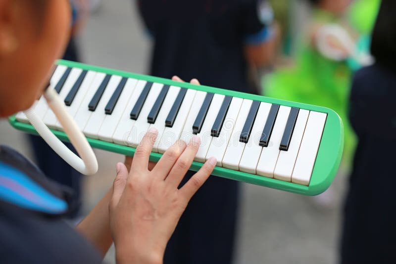 Ciérrese encima de las manos de los estudiantes que juegan a la banda melodian la música que usted aprendió en escuela secundaria foto de archivo Ciérrese encima de las manos de los estudiantes que juegan a la banda melodian la música que usted aprendió en escuela secundaria foto de archivo