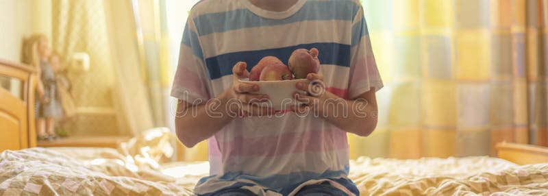 Ciérrese encima de las manos que sostienen una placa con las manzanas crudas frescas de la fruta en cama por la mañana f fotografía de archivo libre de regalías Ciérrese encima de las manos que sostienen una placa con las manzanas crudas frescas de la fruta en cama por la mañana f fotografía de archivo libre de regalías