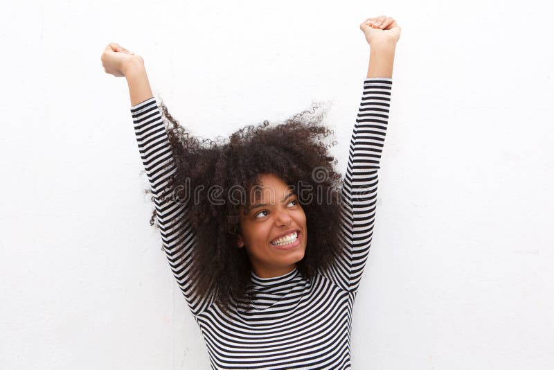 Ciérrese encima de mujer negra feliz hermosa con los brazos extendidos imagen de archivo