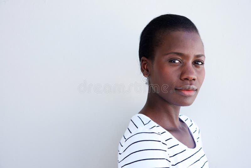 Ciérrese encima de mujer negra joven atractiva con la expresión seria