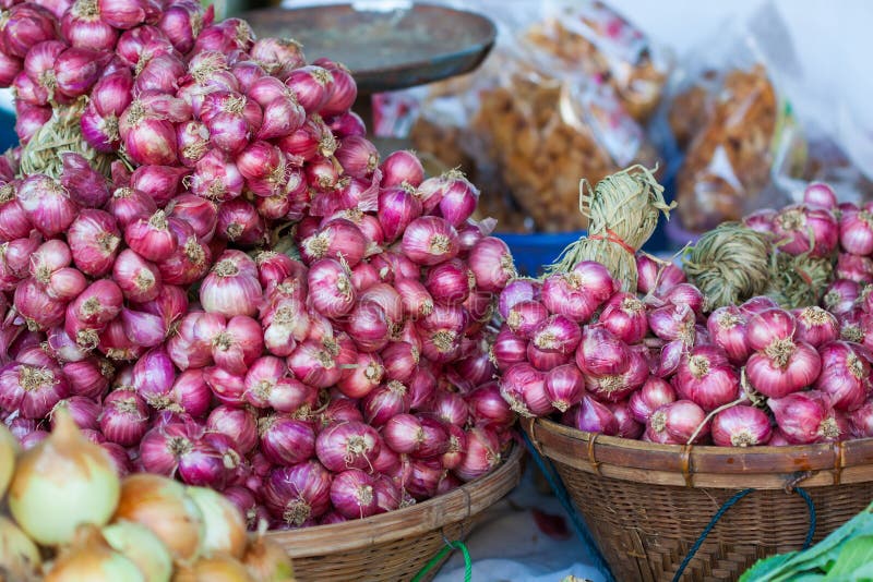 Ciérrese encima de pequeñas cebolletas rojas frescas en el mercado, cocinando el material imagen de archivo libre de regalías Ciérrese encima de pequeñas cebolletas rojas frescas en el mercado, cocinando el material imagen de archivo libre de regalías