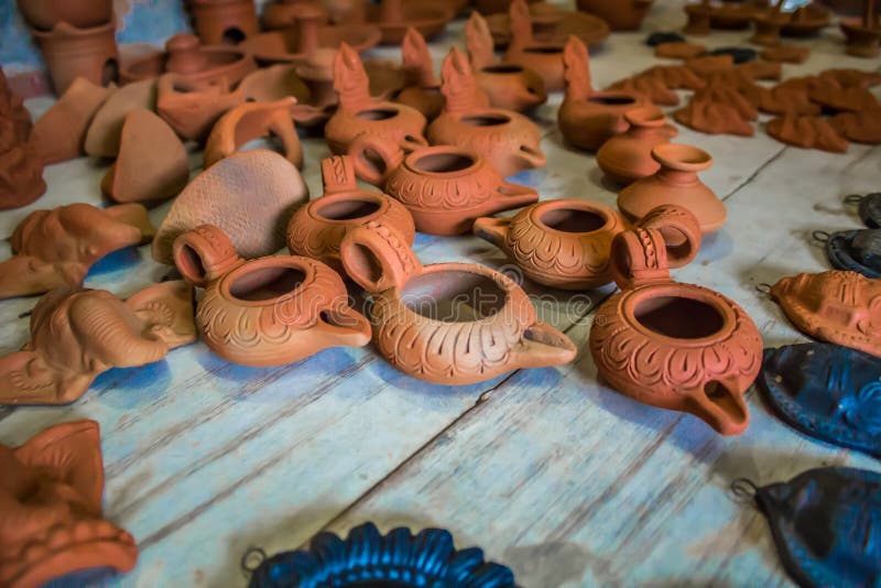Ciérrese encima de vista de la cerámica hecha a mano tradicional india de dios múltiple, estufa, lámpara, tapa del pote, Chennai, imagen de archivo libre de regalías Ciérrese encima de vista de la cerámica hecha a mano tradicional india de dios múltiple, estufa, lámpara, tapa del pote, Chennai, imagen de archivo libre de regalías