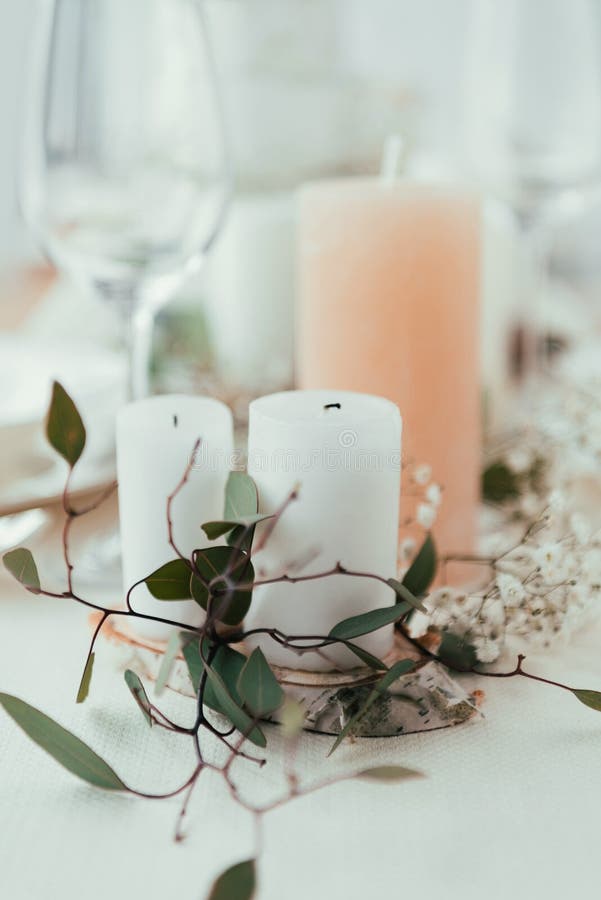 ciérrese encima de vista del ajuste elegante de la tabla con las velas, las flores y el eucalipto imagen de archivo libre de regalías ciérrese encima de vista del ajuste elegante de la tabla con las velas, las flores y el eucalipto imagen de archivo libre de regalías