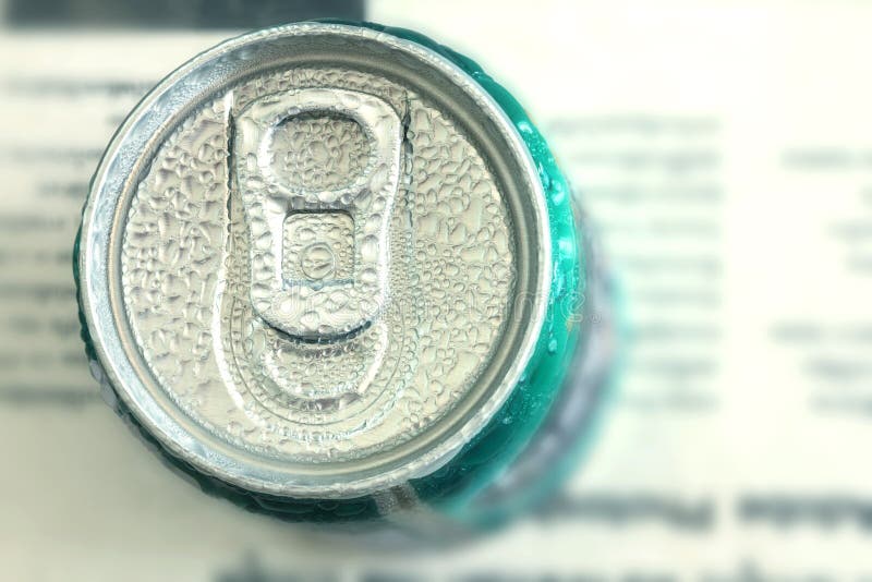 Ciérrese encima de vista superior de la bebida conservada verde fresco con la condensación del agua fotografía de archivo libre de regalías