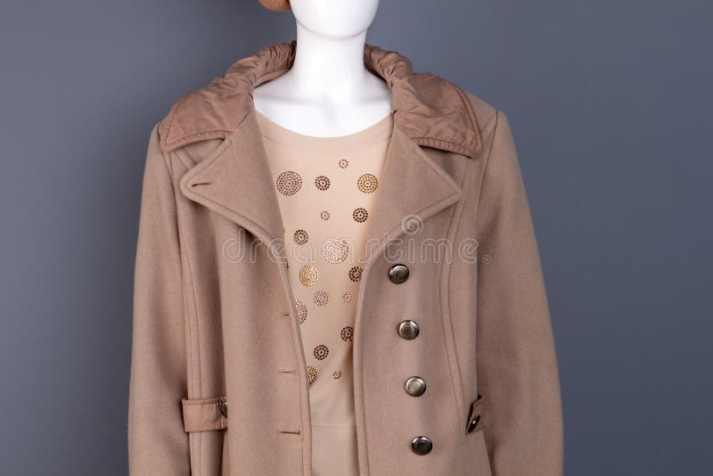 Ciérrese encima del abrigo elegante de las mujeres en maniquí imagen de archivo Ciérrese encima del abrigo elegante de las mujeres en maniquí imagen de archivo