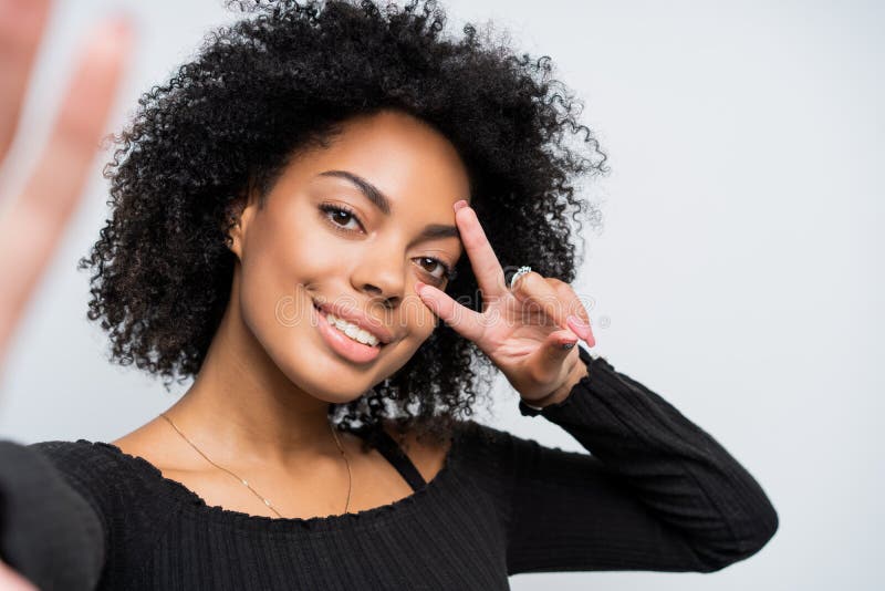 Ciérrese encima del autorretrato de una mujer afroamericana hermosa que toma un selfie imagen de archivo libre de regalías