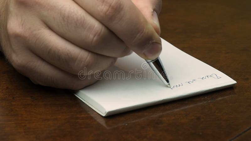 Ciérrese encima del cuaderno masculino de la escritura de la mano almacen de video