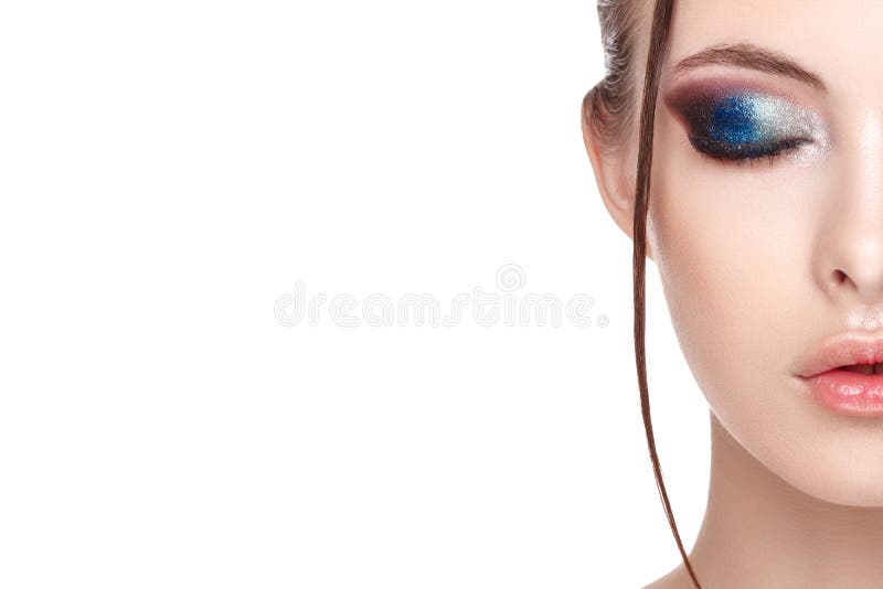 Ciérrese encima del medio retrato de la cara de la muchacha con la piel limpia fresca perfecta, modelo joven con el maquillaje at foto de archivo libre de regalías Ciérrese encima del medio retrato de la cara de la muchacha con la piel limpia fresca perfecta, modelo joven con el maquillaje at foto de archivo libre de regalías
