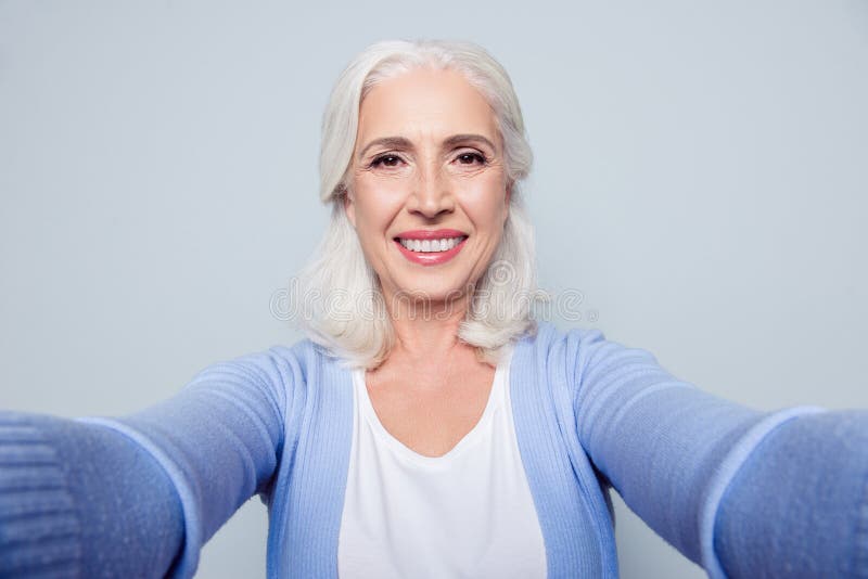 Ciérrese encima del retrato de delicioso emocionado alegre feliz con toque de bocina fotografía de archivo libre de regalías Ciérrese encima del retrato de delicioso emocionado alegre feliz con toque de bocina fotografía de archivo libre de regalías