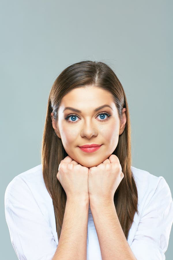 Ciérrese encima del retrato de la cara que se inclina joven de la mujer de negocios en dos h fotos de archivo libres de regalías Ciérrese encima del retrato de la cara que se inclina joven de la mujer de negocios en dos h fotos de archivo libres de regalías