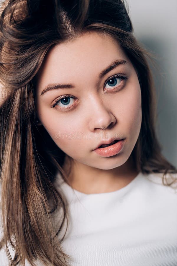 Ciérrese encima del retrato de la muchacha hermosa que mira la cámara fotos de archivo Ciérrese encima del retrato de la muchacha hermosa que mira la cámara fotos de archivo
