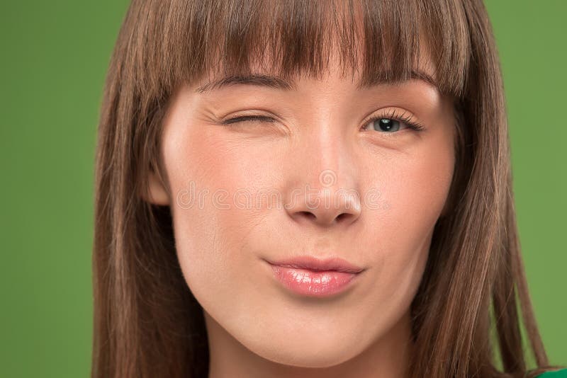 Ciérrese encima del retrato de un guiño de la mujer bastante joven imágenes de archivo libres de regalías Ciérrese encima del retrato de un guiño de la mujer bastante joven imágenes de archivo libres de regalías