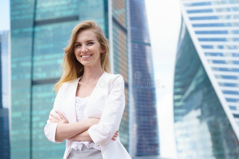 Ciérrese encima del retrato de una mujer de negocios al aire libre fotografía de archivo libre de regalías Ciérrese encima del retrato de una mujer de negocios al aire libre fotografía de archivo libre de regalías