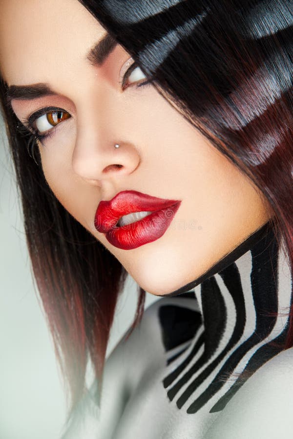 Ciérrese encima del retrato del modelo de moda atractivo en estudio fotos de archivo libres de regalías Ciérrese encima del retrato del modelo de moda atractivo en estudio fotos de archivo libres de regalías