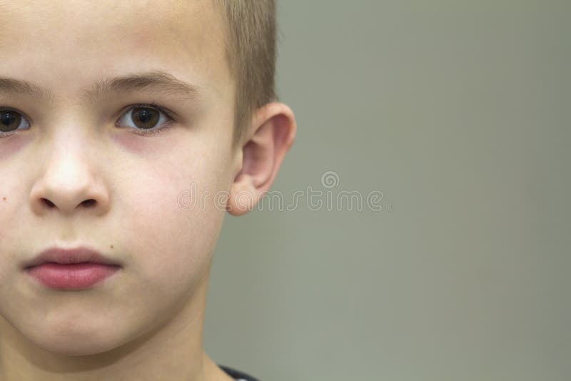Ciérrese encima del retrato del niño pequeño hermoso Opinión de la parte imagen de archivo Ciérrese encima del retrato del niño pequeño hermoso Opinión de la parte imagen de archivo
