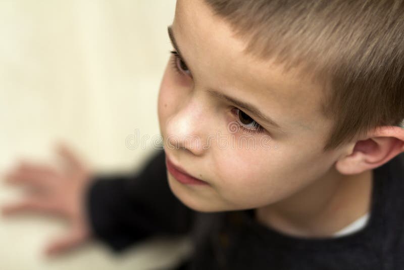 Ciérrese encima del retrato del niño pequeño hermoso Visión superior foto de archivo Ciérrese encima del retrato del niño pequeño hermoso Visión superior foto de archivo