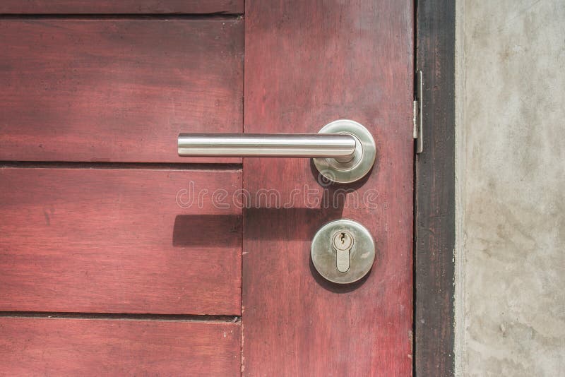 Ciérrese encima del tirador de puerta en puerta de madera marrón cerrada fotos de archivo libres de regalías Ciérrese encima del tirador de puerta en puerta de madera marrón cerrada fotos de archivo libres de regalías