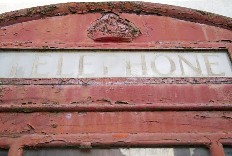 Ciérrese encima del tiro de la pieza de una caja roja pasada de moda del teléfono fotografía de archivo Ciérrese encima del tiro de la pieza de una caja roja pasada de moda del teléfono fotografía de archivo