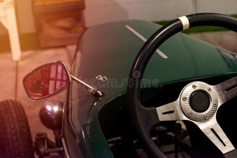 Ciérrese encima del volante en poco coche clásico fotografía de archivo libre de regalías Ciérrese encima del volante en poco coche clásico fotografía de archivo libre de regalías