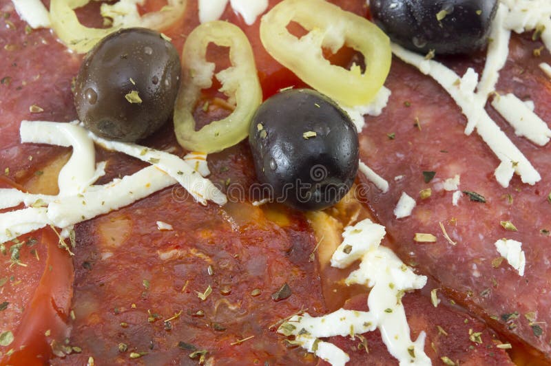 Ciérrese para arriba de aceitunas y de paprika oscuras en una pizza homebaked fotografía de archivo Ciérrese para arriba de aceitunas y de paprika oscuras en una pizza homebaked fotografía de archivo