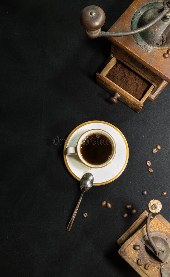 Ciérrese para arriba de amoladora retra del viejo vintage con la taza de opinión superior del café sólo y de los granos de café s fotos de archivo Ciérrese para arriba de amoladora retra del viejo vintage con la taza de opinión superior del café sólo y de los granos de café s fotos de archivo
