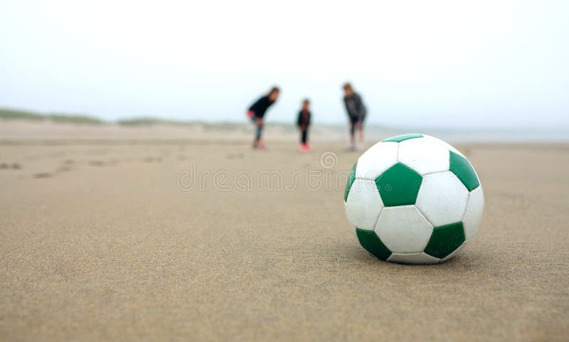 Ciérrese para arriba de balón de fútbol con tres personas fotos de archivo Ciérrese para arriba de balón de fútbol con tres personas fotos de archivo