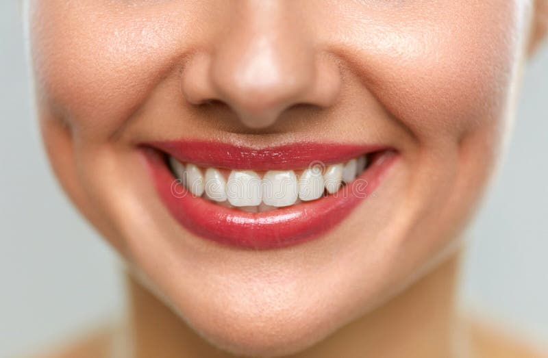 Ciérrese para arriba de boca de la mujer con sonrisa hermosa y los dientes blancos fotografía de archivo libre de regalías Ciérrese para arriba de boca de la mujer con sonrisa hermosa y los dientes blancos fotografía de archivo libre de regalías