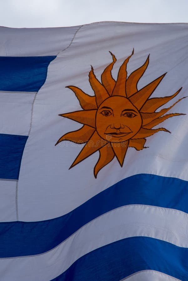 Bandera Azul Y Blanca Uruguaya Con El Aleteo Del Emblema Del Sol Del