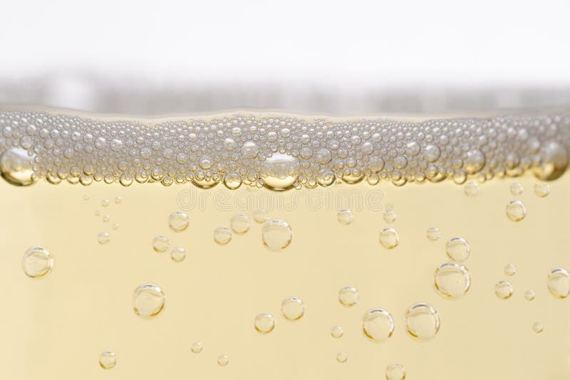 Ciérrese para arriba de Champagne Glass llenado con las burbujas de levantamiento imágenes de archivo libres de regalías Ciérrese para arriba de Champagne Glass llenado con las burbujas de levantamiento imágenes de archivo libres de regalías