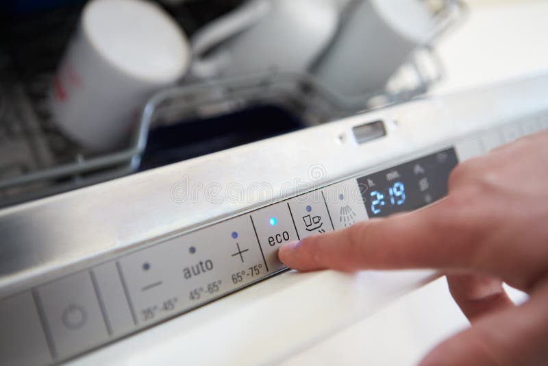 Ciérrese para arriba de ciclo de la economía del ajuste del hombre en ½ del ¿de Dishwasherï fotografía de archivo libre de regalías Ciérrese para arriba de ciclo de la economía del ajuste del hombre en ½ del ¿de Dishwasherï fotografía de archivo libre de regalías