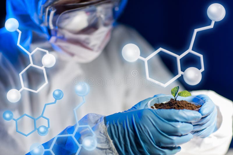 Ciérrese para arriba de científico con la planta y de suelo en laboratorio libre illustration Ciérrese para arriba de científico con la planta y de suelo en laboratorio libre illustration