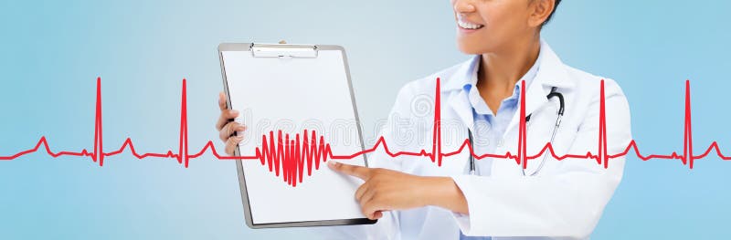 Ciérrese para arriba de doctor de sexo femenino sonriente con el tablero fotografía de archivo libre de regalías Ciérrese para arriba de doctor de sexo femenino sonriente con el tablero fotografía de archivo libre de regalías
