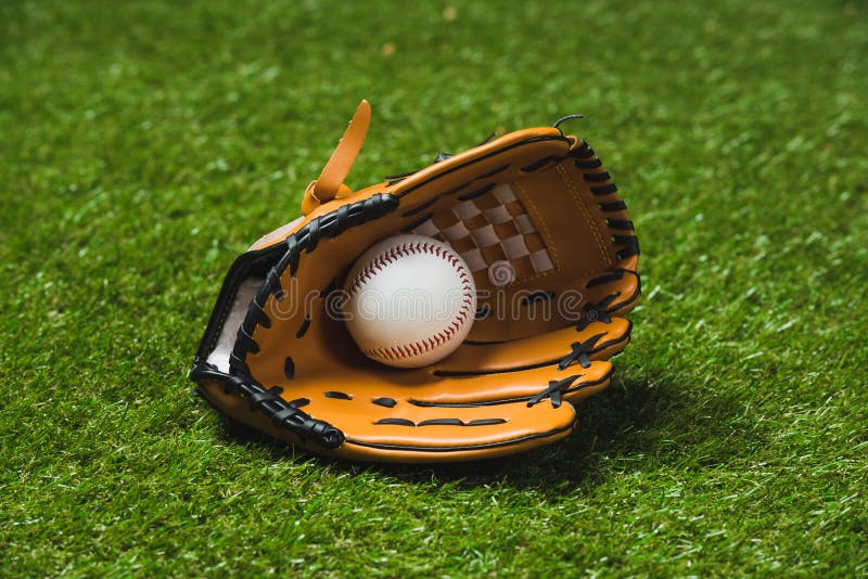 Ciérrese para arriba de guante de béisbol profesional con la bola imagen de archivo libre de regalías Ciérrese para arriba de guante de béisbol profesional con la bola imagen de archivo libre de regalías