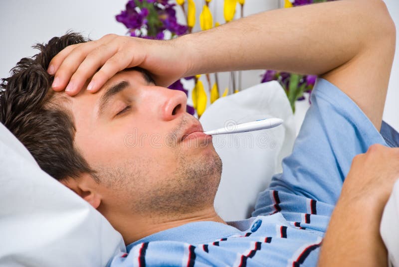Ciérrese para arriba de hombre con gripe fotografía de archivo Ciérrese para arriba de hombre con gripe fotografía de archivo