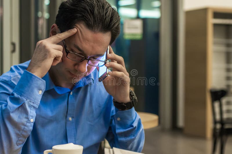 Ciérrese para arriba de hombre de negocios deprimido y frustrado en el teléfono foto de archivo Ciérrese para arriba de hombre de negocios deprimido y frustrado en el teléfono foto de archivo