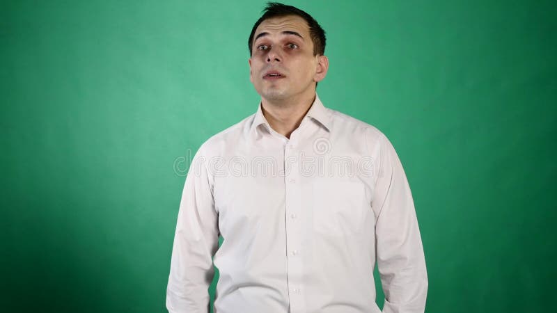 Ciérrese para arriba de hombre de negocios muy enojado emociones negativas en fondo verde de la llave de la croma metrajes