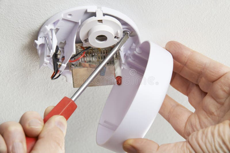 Ciérrese para arriba de instalar el detector de humo en casa fotografía de archivo Ciérrese para arriba de instalar el detector de humo en casa fotografía de archivo
