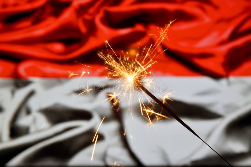 Ciérrese para arriba de la bengala que quema sobre Indonesia, bandera indonesia Días de fiesta, celebración, concepto del partido fotos de archivo Ciérrese para arriba de la bengala que quema sobre Indonesia, bandera indonesia Días de fiesta, celebración, concepto del partido fotos de archivo