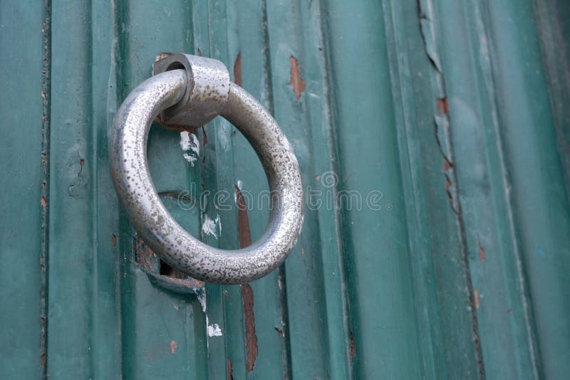 Ciérrese para arriba de la chapaleta de oro en una puerta de madera pintada verde imagen de archivo Ciérrese para arriba de la chapaleta de oro en una puerta de madera pintada verde imagen de archivo