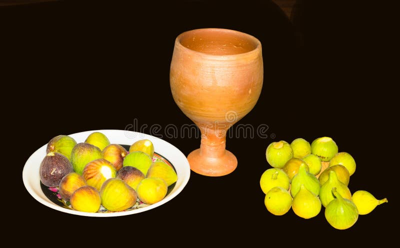 Ciérrese para arriba de la fruta fresca del higo en una placa con el vidrio de la arcilla aislado fotos de archivo libres de regalías Ciérrese para arriba de la fruta fresca del higo en una placa con el vidrio de la arcilla aislado fotos de archivo libres de regalías