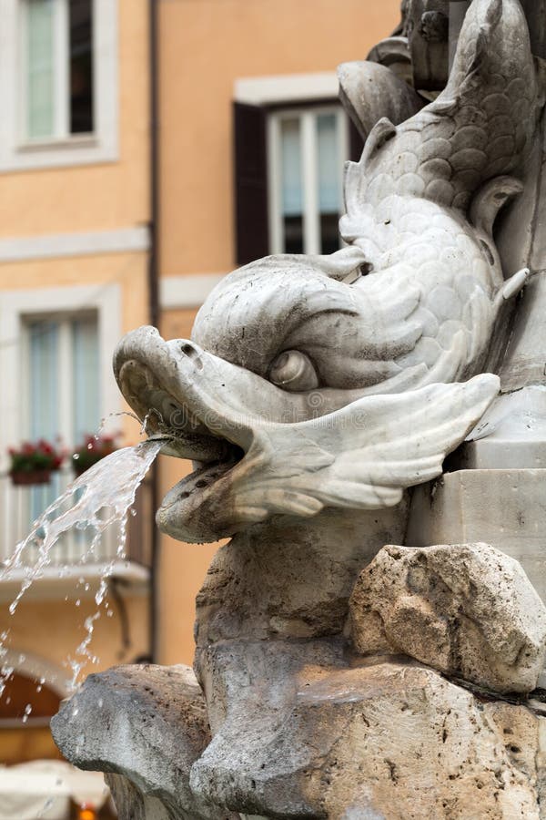 Ciérrese para arriba de la fuente del panteón Fontana del Pantheon en el della Rotonda de la plaza Roma, foto de archivo libre de regalías Ciérrese para arriba de la fuente del panteón Fontana del Pantheon en el della Rotonda de la plaza Roma, foto de archivo libre de regalías